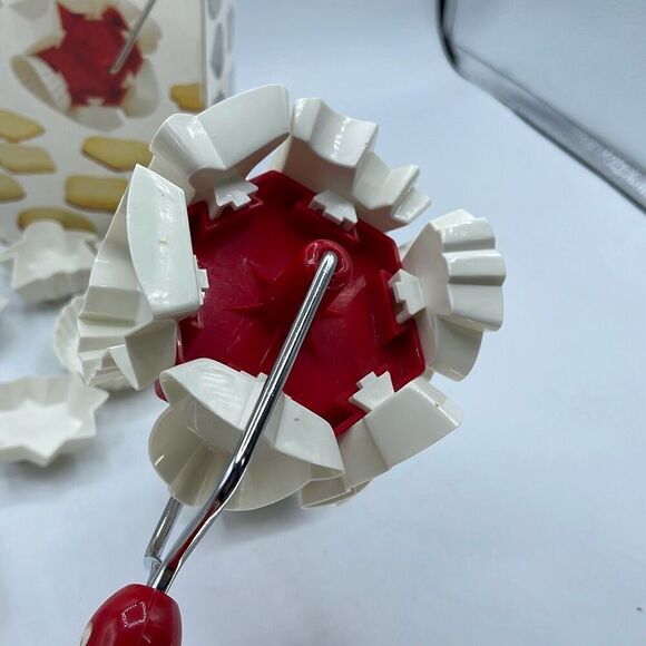 Vintage rolling cookie cutter with 18 interchangeable shapes. - Picture 6 of 9